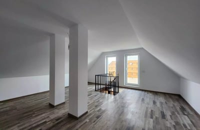 Location longue durée d’un appartement 4 pièces dans le quartier Tractоru, Brașov, Roumanie