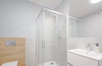 Location longue durée d’un appartement 2 pièces de 38 m² dans le quartier Partynice, Wrocław, Pologne