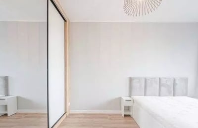 Location longue durée d’un appartement 2 pièces de 38 m² dans le quartier Partynice, Wrocław, Pologne