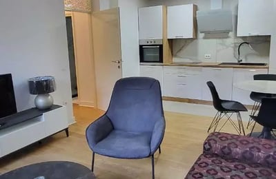 Alquiler a largo plazo de un piso de 3 habitaciones, 52 m², en Banovo Brdo, Belgrado, Serbia