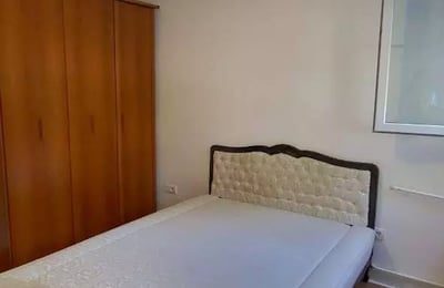 Alquiler a largo plazo de un piso de 3 habitaciones, 52 m², en Banovo Brdo, Belgrado, Serbia