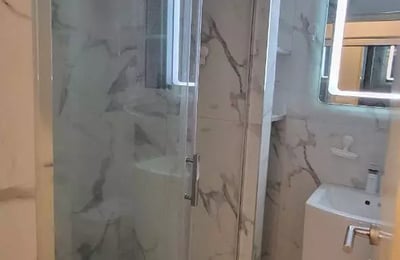 Alquiler a largo plazo de un piso de 3 habitaciones, 52 m², en Banovo Brdo, Belgrado, Serbia