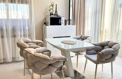 Location longue durée d’un appartement de 3 pièces, 120 m², dans le quartier de Mamaia, Constanța, Roumanie