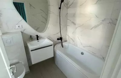 Alquiler a largo plazo de un piso de 3 habitaciones, 70 m², en el distrito de Mamaia, Constanza, Rumanía