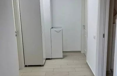 Alquiler a largo plazo de un piso de 3 habitaciones, 70 m², en el distrito de Mamaia, Constanza, Rumanía