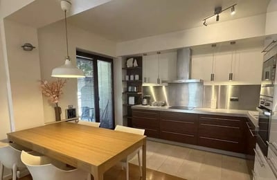 Alquiler a largo plazo de un piso de 4 habitaciones, 93 m², en el distrito de Kazimierz, Cracovia, Polonia