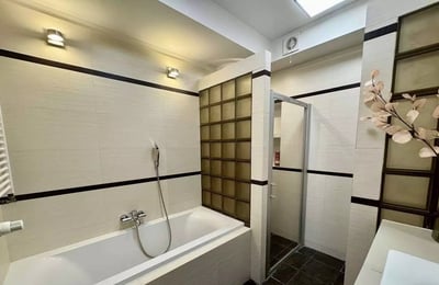 Alquiler a largo plazo de un piso de 4 habitaciones, 93 m², en el distrito de Kazimierz, Cracovia, Polonia