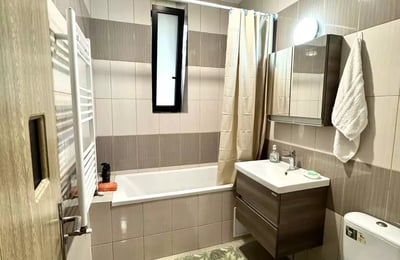 Alquiler a largo plazo de un piso de 2 habitaciones en el distrito de Chiajna, Sector 6, Bucarest, Rumanía