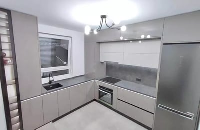 Location longue durée d’un appartement de 3 pièces, 80 m², Tractorul, Brașov, Roumanie