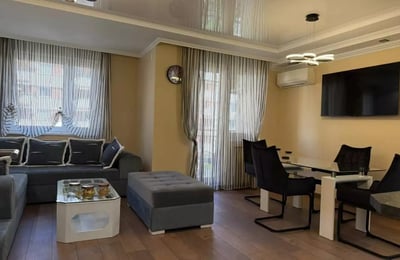 Alquiler a largo plazo de un piso de 3 habitaciones, 84 m², en el distrito de Voždovac, Belgrado, Serbia