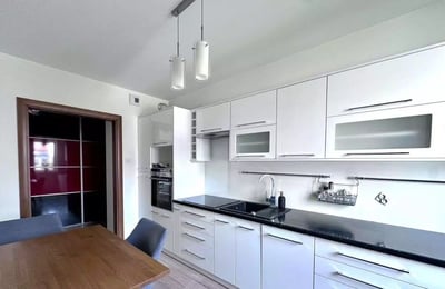 Alquiler a largo plazo de un piso de 2 habitaciones, 50 m², en el distrito de Podgórze, Cracovia, Polonia