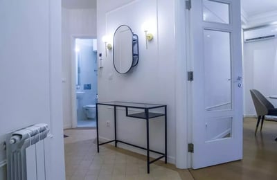 Alquiler a largo plazo de un apartamento de 3 habitaciones, 85 m², en Vračar, Belgrado, Serbia