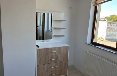 Alquiler a largo plazo de un apartamento de 3 habitaciones, 69 m², en Constanza, Rumanía