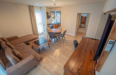 Alquiler a largo plazo de un piso elegante de 3 habitaciones, 80 m², Campus, Constanza, Rumanía