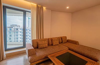 Alquiler a largo plazo de un piso elegante de 3 habitaciones, 80 m², Campus, Constanza, Rumanía