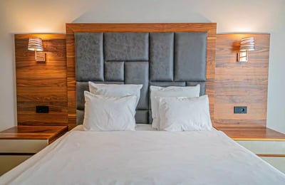 Alquiler a largo plazo de un piso elegante de 3 habitaciones, 80 m², Campus, Constanza, Rumanía