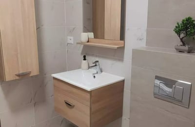 Alquiler a largo plazo de un piso cómodo de 2 habitaciones, 60 m², Constanza, Rumanía