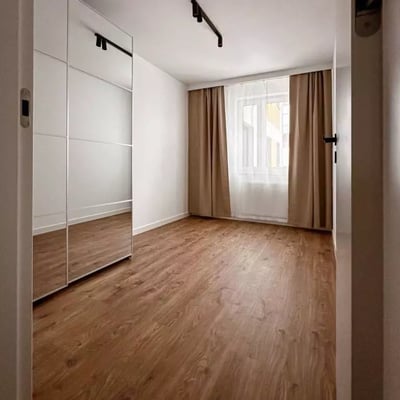 Alquiler a Largo Plazo: Apartamento de 3 Habitaciones y 55 m² con Estacionamiento | Varsovia, Ursus