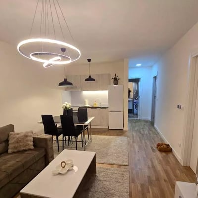 Alquiler a largo plazo de un apartamento nuevo de 3 habitaciones con balcón en Belgrado, Zvezdara