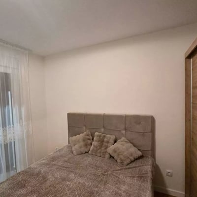 Alquiler a largo plazo de un apartamento nuevo de 3 habitaciones con balcón en Belgrado, Zvezdara