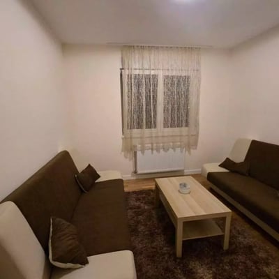 Alquiler a largo plazo de un apartamento nuevo de 3 habitaciones con balcón en Belgrado, Zvezdara