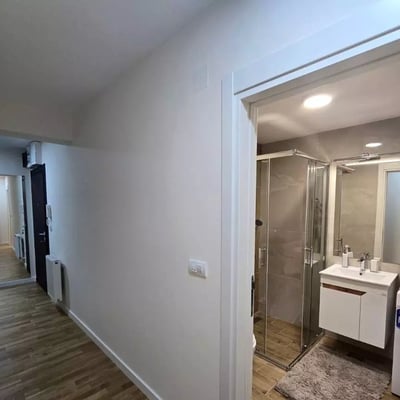 Alquiler a largo plazo de un apartamento nuevo de 3 habitaciones con balcón en Belgrado, Zvezdara