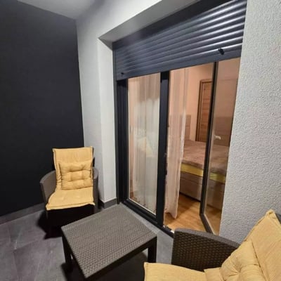 Alquiler a largo plazo de un apartamento nuevo de 3 habitaciones con balcón en Belgrado, Zvezdara