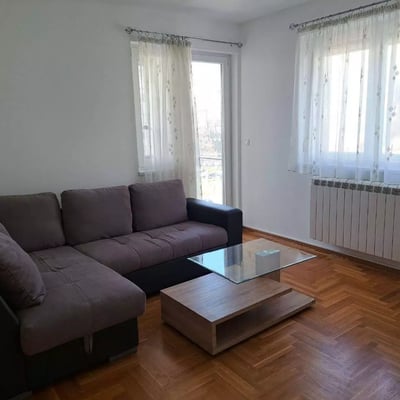 Alquiler a largo plazo de un apartamento de tres habitaciones en el área de Voždovac, Belgrado