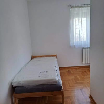 Alquiler a largo plazo de un apartamento de tres habitaciones en el área de Voždovac, Belgrado