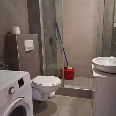 Alquiler a largo plazo de un apartamento de tres habitaciones en el área de Voždovac, Belgrado