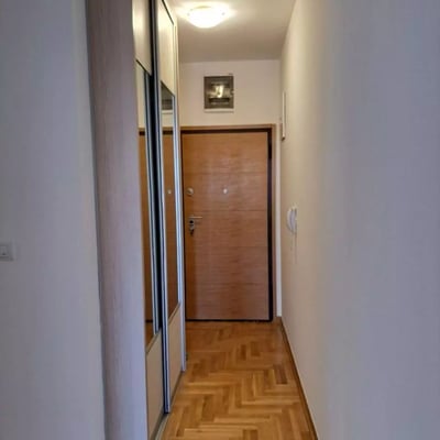 Alquiler a largo plazo de un apartamento de tres habitaciones en el área de Voždovac, Belgrado