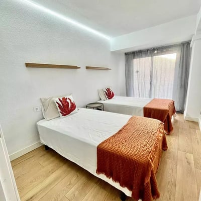 Long-term rental Alicante, San Juan: spacious 3-bedroom apartment with an office, newly renovated