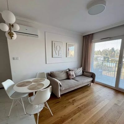 Alquiler a largo plazo, Varsovia, Calle Lazurowa, distrito Bemowo: apartamento de 2 habitaciones con balcón