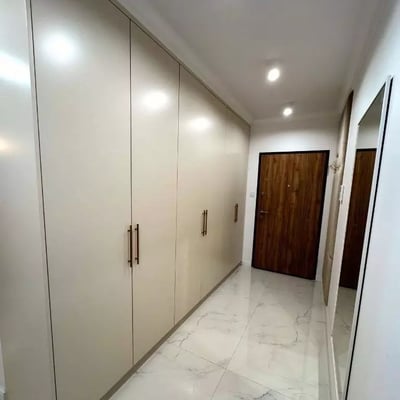 Alquiler a largo plazo, Varsovia, Calle Lazurowa, distrito Bemowo: apartamento de 2 habitaciones con balcón