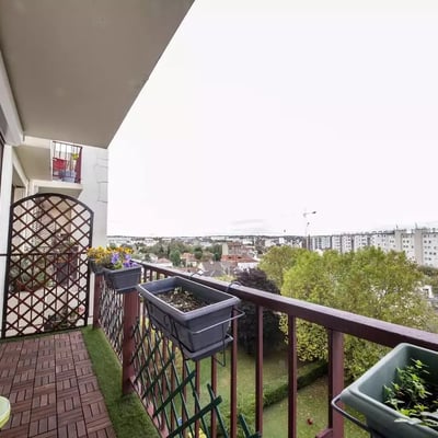 Alquiler a largo plazo – amplio apartamento de 3 habitaciones con balcón y parking en las afueras de París