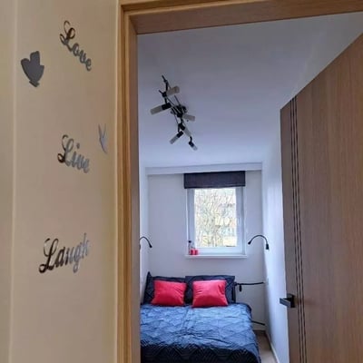 Alquiler a largo plazo piso moderno de 2 habitaciones con balcón en Zabłocie, Cracovia