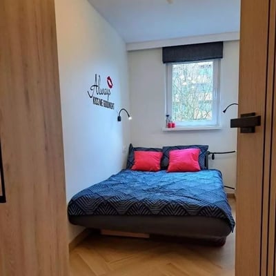 Alquiler a largo plazo piso moderno de 2 habitaciones con balcón en Zabłocie, Cracovia