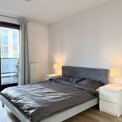Alquiler a largo plazo de un acogedor piso de 2 habitaciones con balcón y parking en Wola, Varsovia