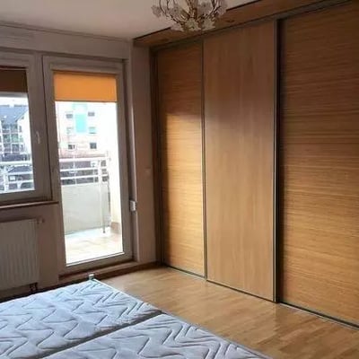 Alquiler a largo plazo piso de 2 habitaciones con dos balcones y aparcamiento en Breslavia