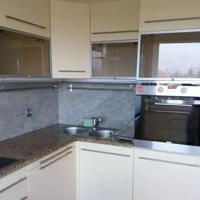 Alquiler a largo plazo piso de 2 habitaciones con dos balcones y aparcamiento en Breslavia