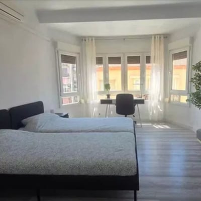 Long-term rental of a renovated 5-bedroom apartment with balcony in Mercado area, Alicante