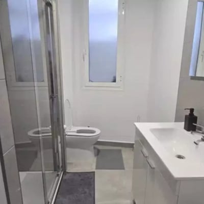 Long-term rental of a renovated 5-bedroom apartment with balcony in Mercado area, Alicante