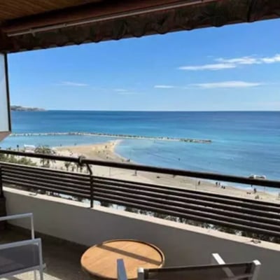 Alquiler a largo plazo apartamento 94m2 con vista al mar en Alicante, Espana