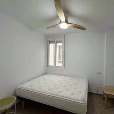 Alquiler a largo plazo apartamento 94m2 con vista al mar en Alicante, Espana