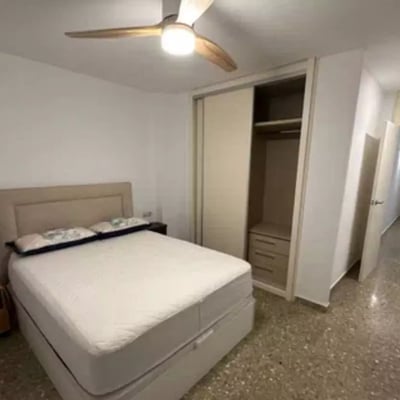 Alquiler a largo plazo apartamento 94m2 con vista al mar en Alicante, Espana