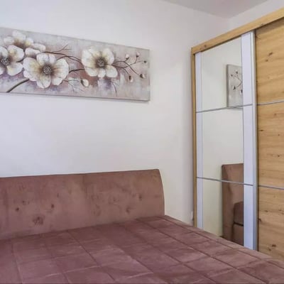 Долгосрочная аренда в Белграде: двухкомнатная квартира 48 м² в районе Звездара с балконом и техникой