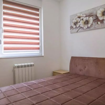 Долгосрочная аренда в Белграде: двухкомнатная квартира 48 м² в районе Звездара с балконом и техникой