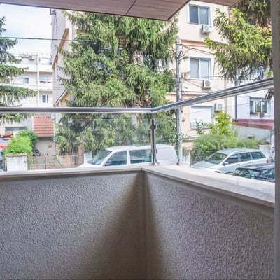 Долгосрочная аренда в Белграде: двухкомнатная квартира 48 м² в районе Звездара с балконом и техникой