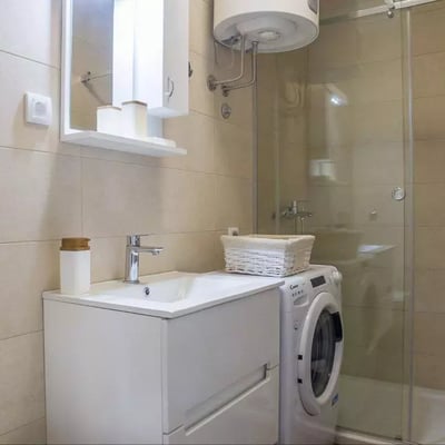 Долгосрочная аренда в Белграде: двухкомнатная квартира 48 м² в районе Звездара с балконом и техникой
