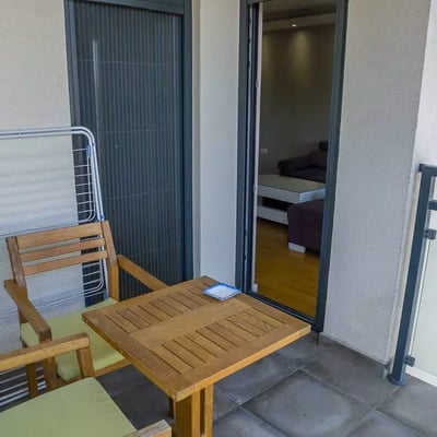 Alquiler a largo plazo en Belgrado: departamento de 2 ambientes, 47 m², en Zemun con balcón y electrodomésticos